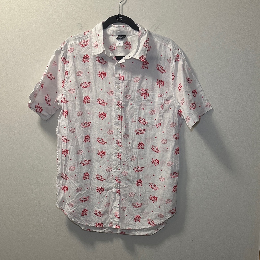 Disney Pixar Men’s ToyStory Pizza Plant Red/White Short Sleeve Button Shirt Sz M